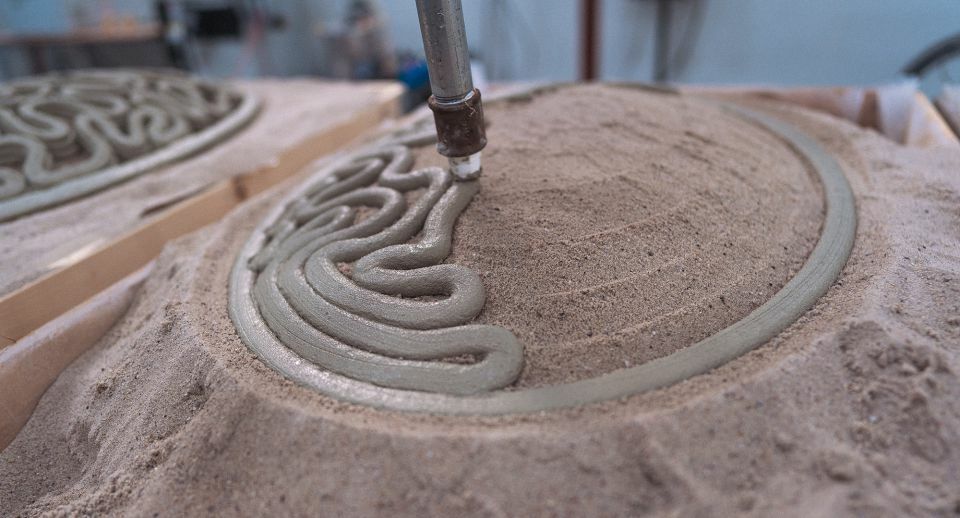 Betonprinten op een glooiende 'taart' van zand (foto: Kees Leemijer)