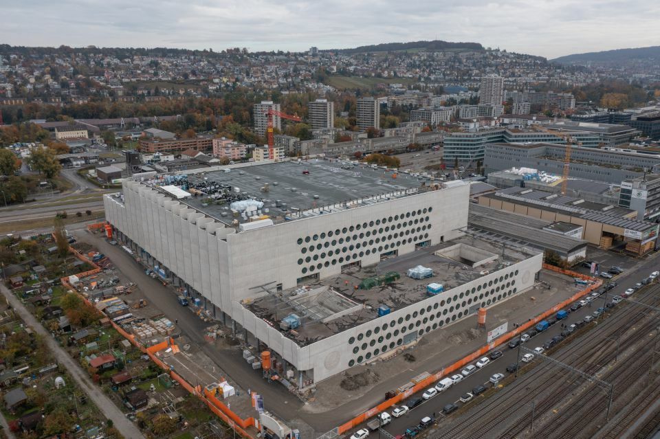 Het stadion van de Swiss Life Arena in Zürich, Zwitserland, heeft de grootste aaneengesloten zichtbetongevel van Europa, foto: Marti AG