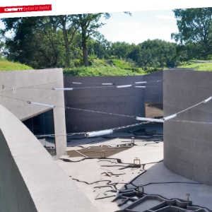 Donker schoonbeton tussen historische oudbouw
