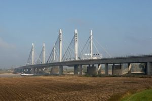 1 De Tacitusbrug in de A50 bij Ewijk foto: Bart van Hoek