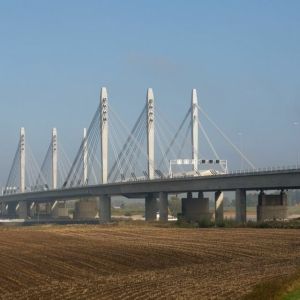 1 De Tacitusbrug in de A50 bij Ewijk foto: Bart van Hoek