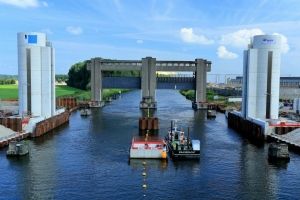 Ronde heftorens zijn blikvanger van het project; op achtergrond oude sluis