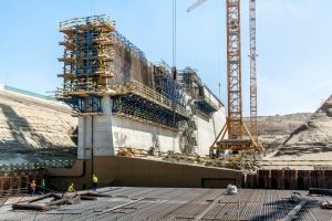 1. L-vormige sluiswanden in aanbouw, foto: Doka