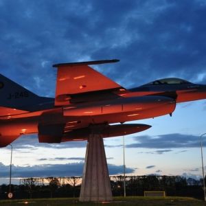 F-16 blikvanger op rotonde in Volkel