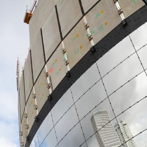 Figuur 1 Spiegelende panelen op de betonnen schil