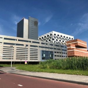 Gebouw in vier enorme plakken