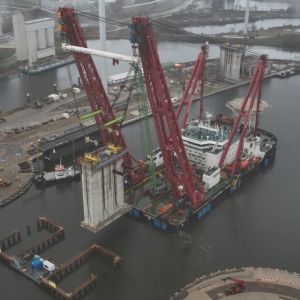 Grote hijsoperatie prefab pijlers zoutdam IJmuiden