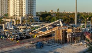 Instorting voetgangersbrug Miami