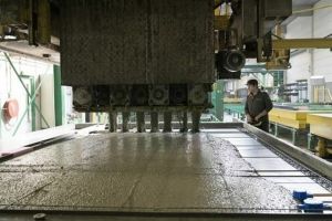 De geautomatiseerde carrousel stort het CO2-arme beton in de betonfabriek van Voorbij Prefab