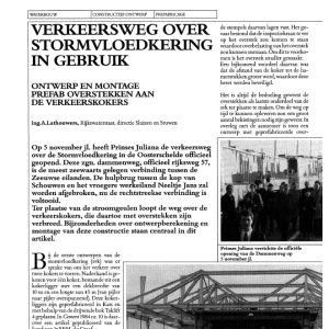 Verkeersweg over stormvloedkering in gebruik