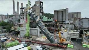 Installatie absorber kolom bij cementfabriek in Brevik, Noorwegen