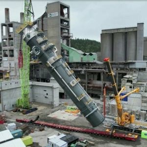 Installatie absorber kolom bij cementfabriek in Brevik, Noorwegen