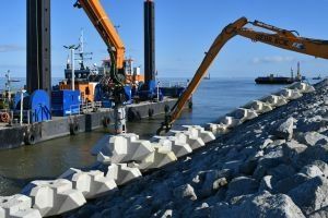 Laatste Levvel-blocs door Titaan op Afsluitdijk geplaatst