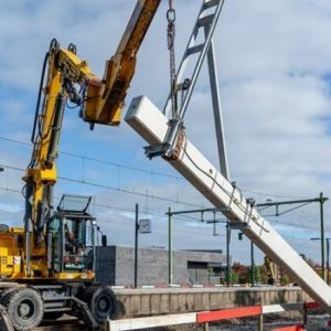 Pilot met bovenleidingsmasten van circulair beton